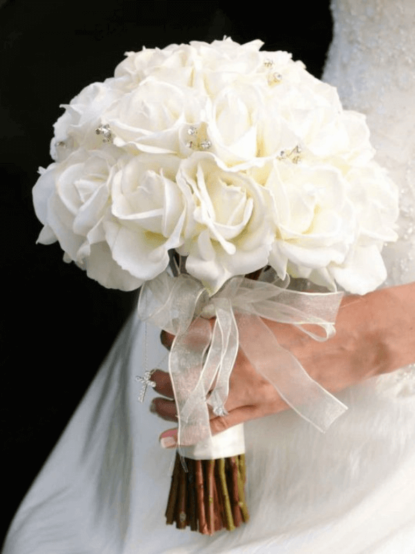 Bó hoa ngày cưới đại diện cho sự hạnh phúc, tình cảm gắn bó
