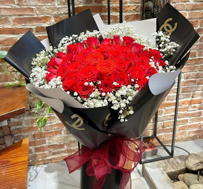Bó hoa hồng đỏ thể hiện tình yêu
