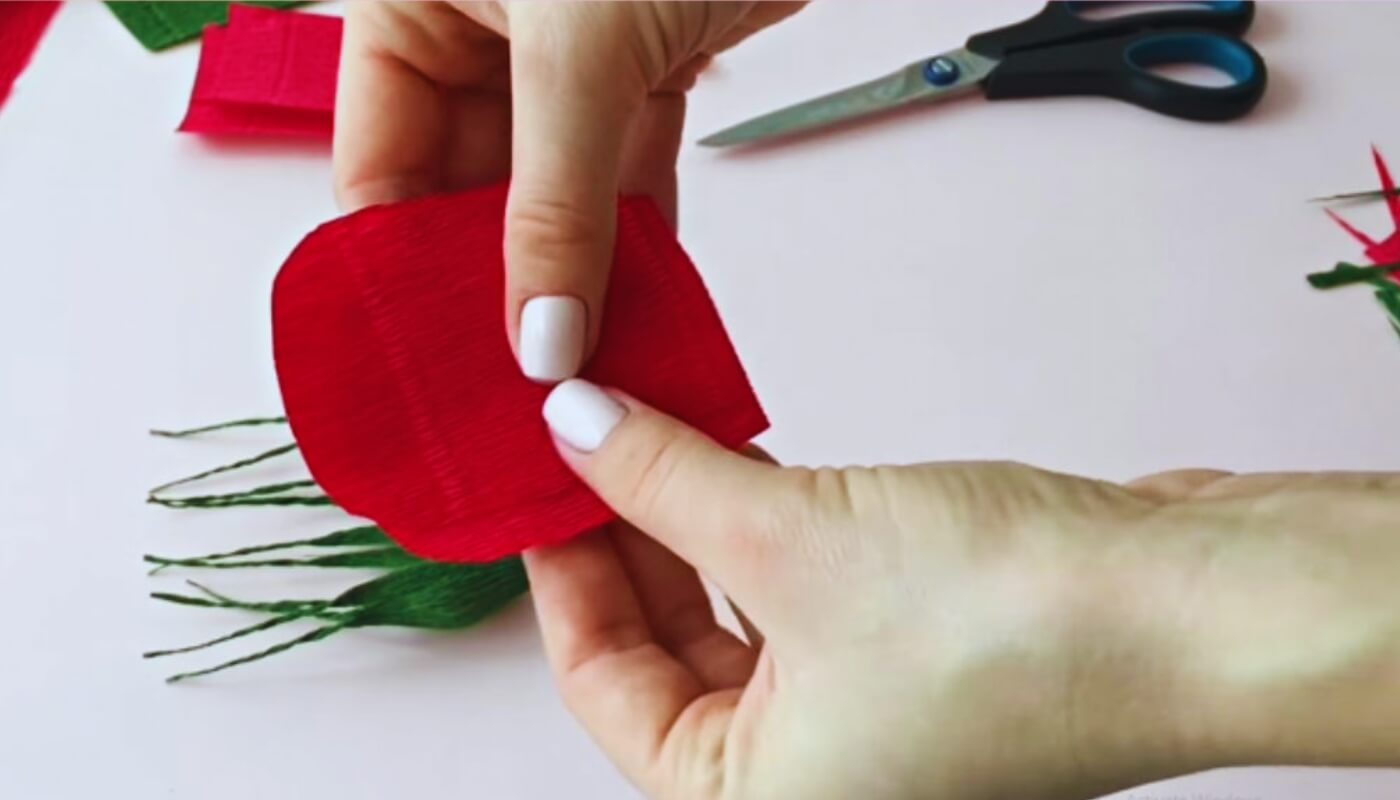Làm cánh hoa bằng giấy nhún đơn giản