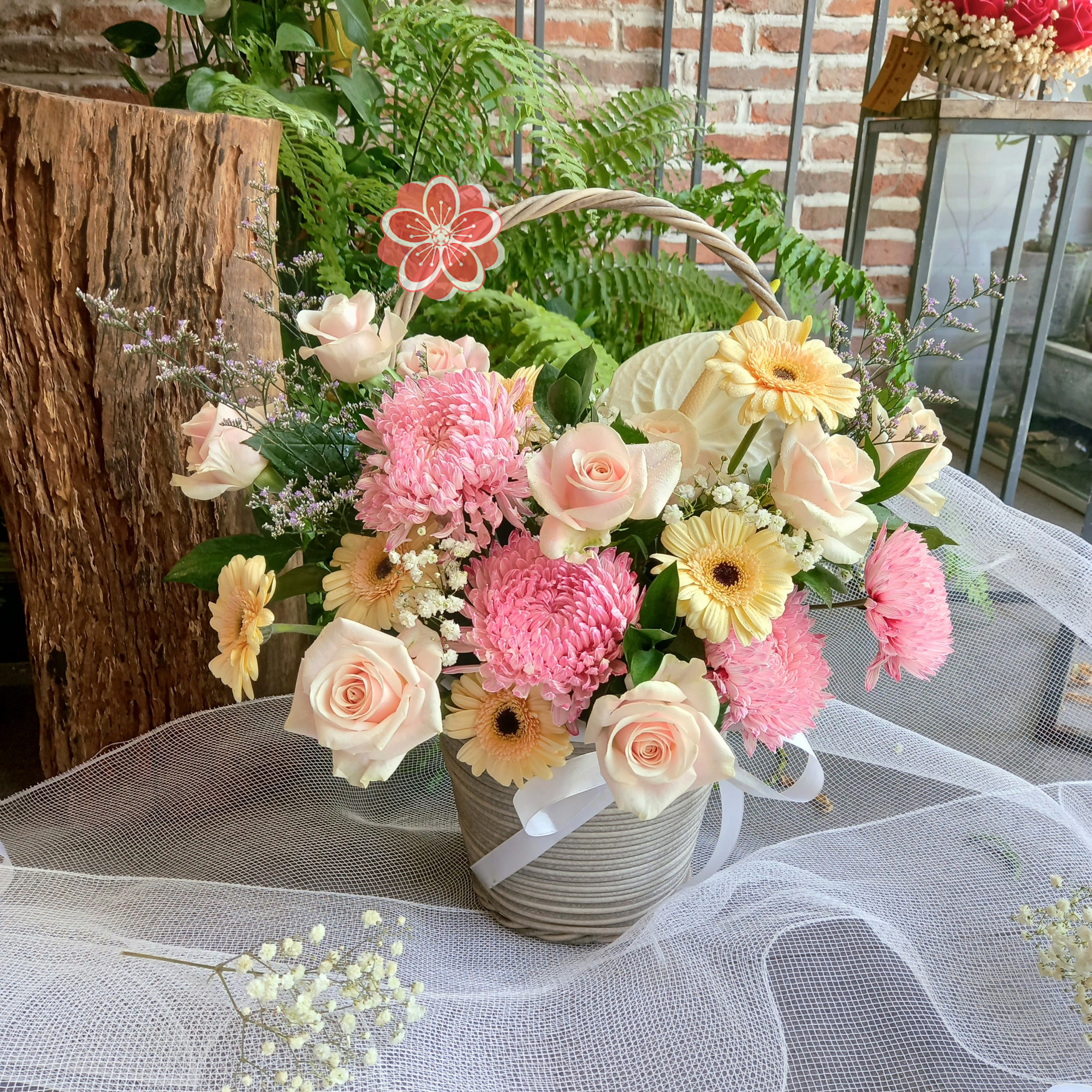 ình hoa tươi giúp không gian sống thêm ấm áp và tràn đầy sức sống