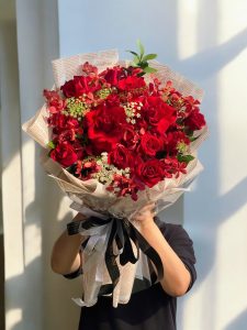 Hoa hồng đỏ tặng chính mình, biểu tượng của tình yêu và sự tự tin