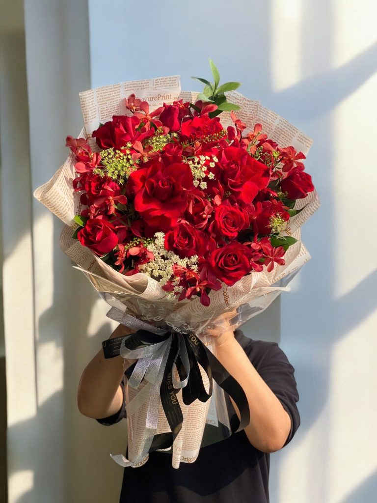 Hoa hồng đỏ tặng chính mình, biểu tượng của tình yêu và sự tự tin