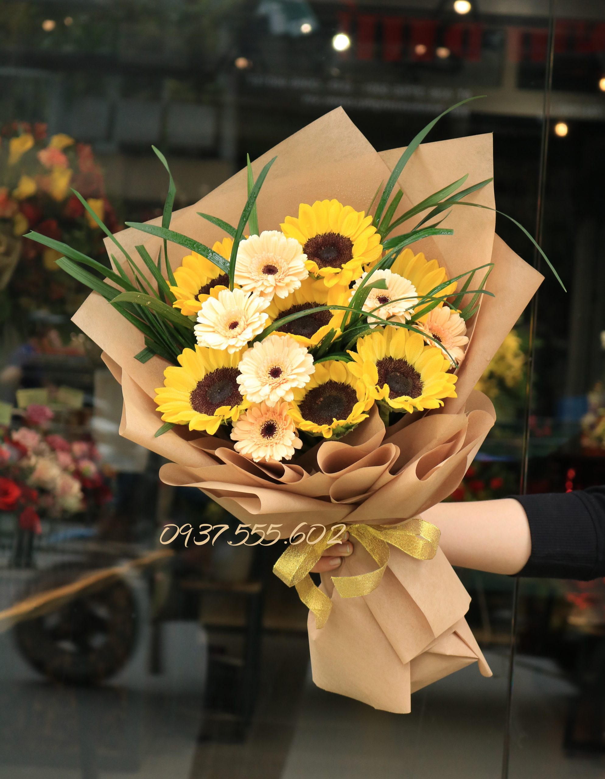 Hoa hướng dương rực rỡ mang năng lượng tích cực, khích lệ tinh thần mỗi ngày