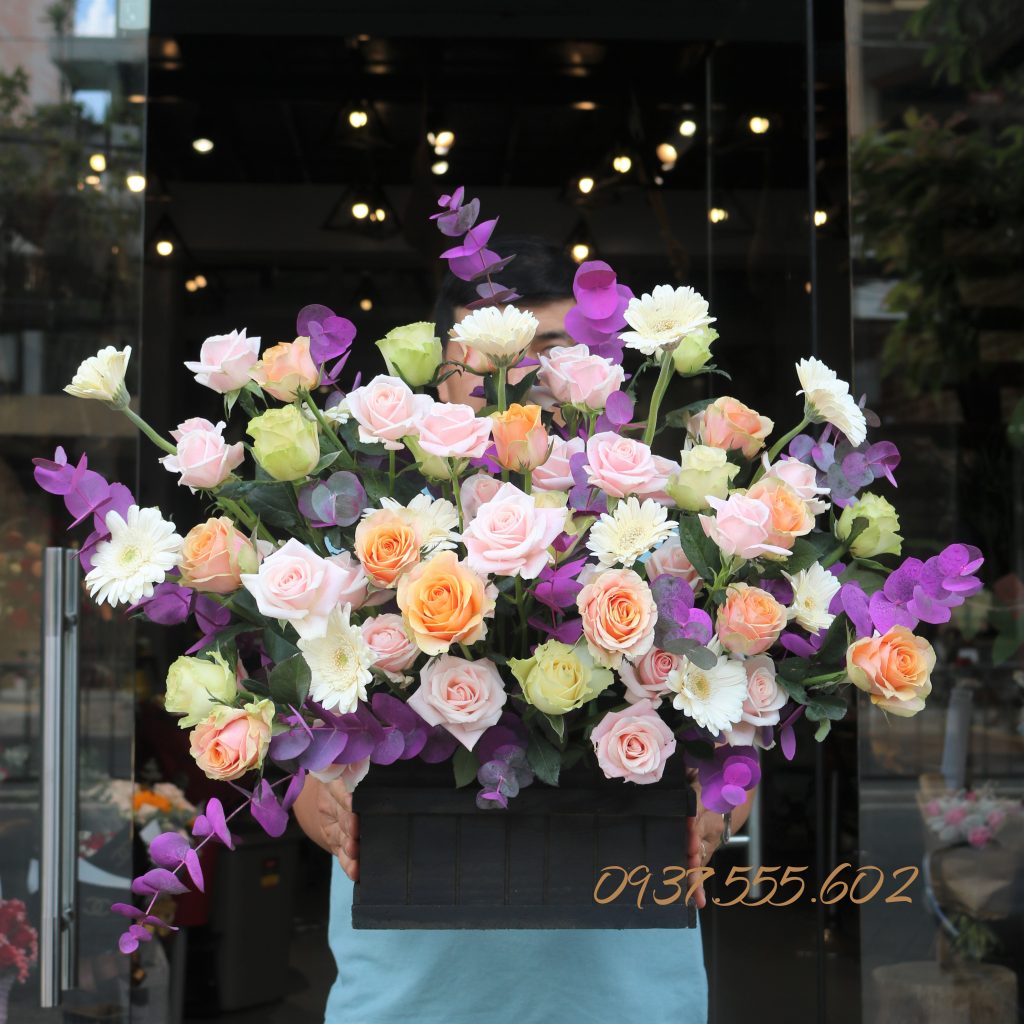 Bình hoa hồng pastel nhẹ nhàng, thanh lịch, phù hợp bàn làm việc cá nhân