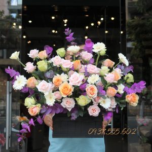 Bình hoa hồng pastel nhẹ nhàng, thanh lịch, phù hợp bàn làm việc cá nhân