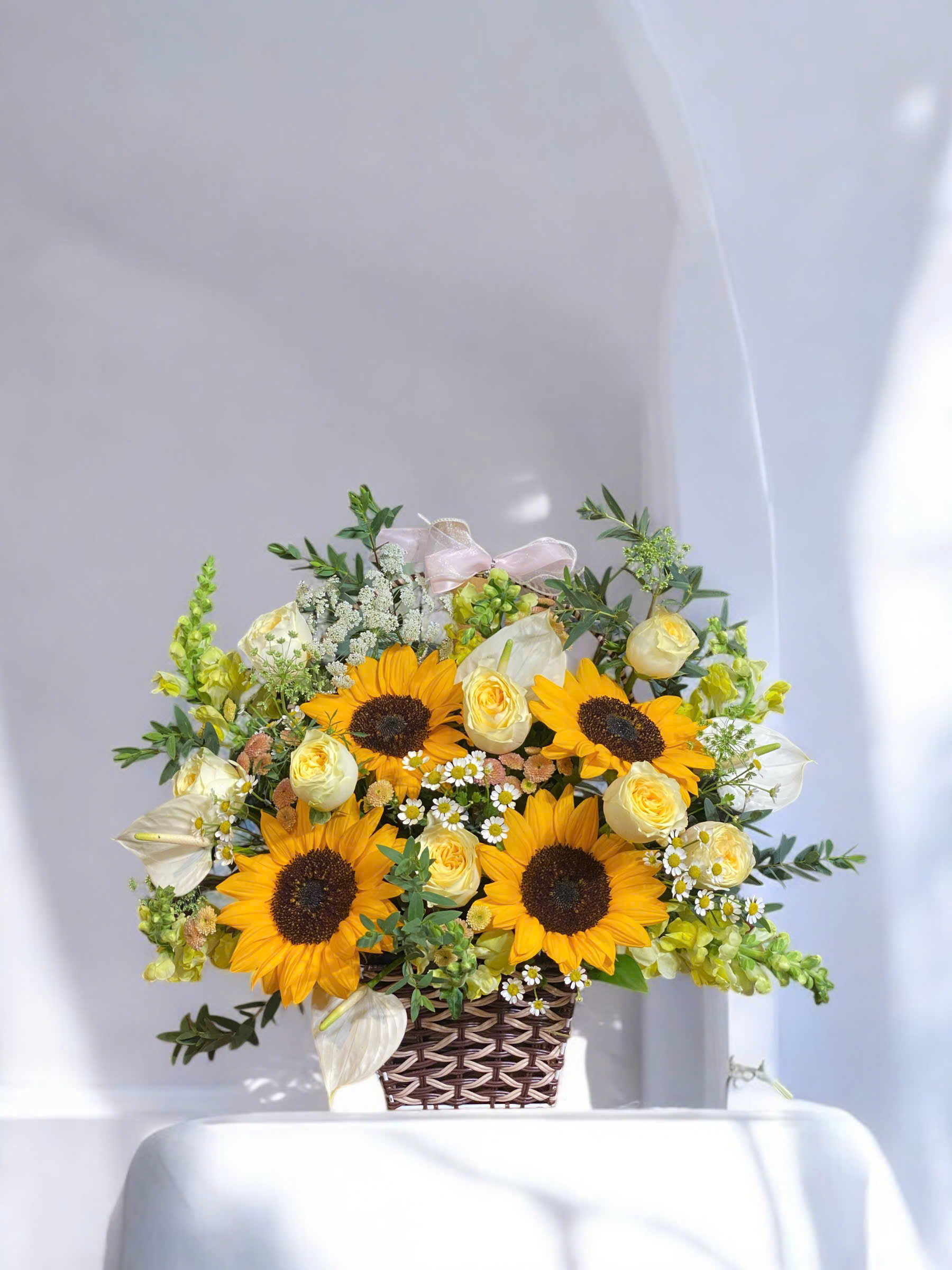 Bình hoa hướng dương tươi sáng, giàu năng lượng, mang lại cảm giác lạc quan